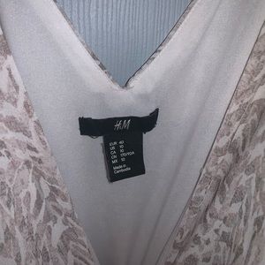 H&M Dresses - H&M V-Neck Dress H&M Dresses - H&M V-Neck Dress